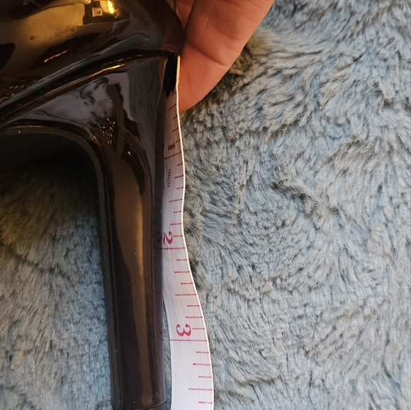 Le Chateau Bordeaux colored ankle booties. - Picture 5 of 7